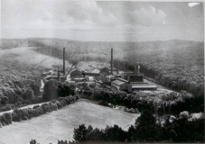 Gesamtansicht der Fabrik mit Uhrenturm