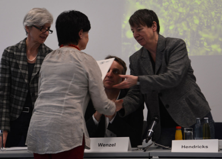 Bollmeier überreicht an Hendricks